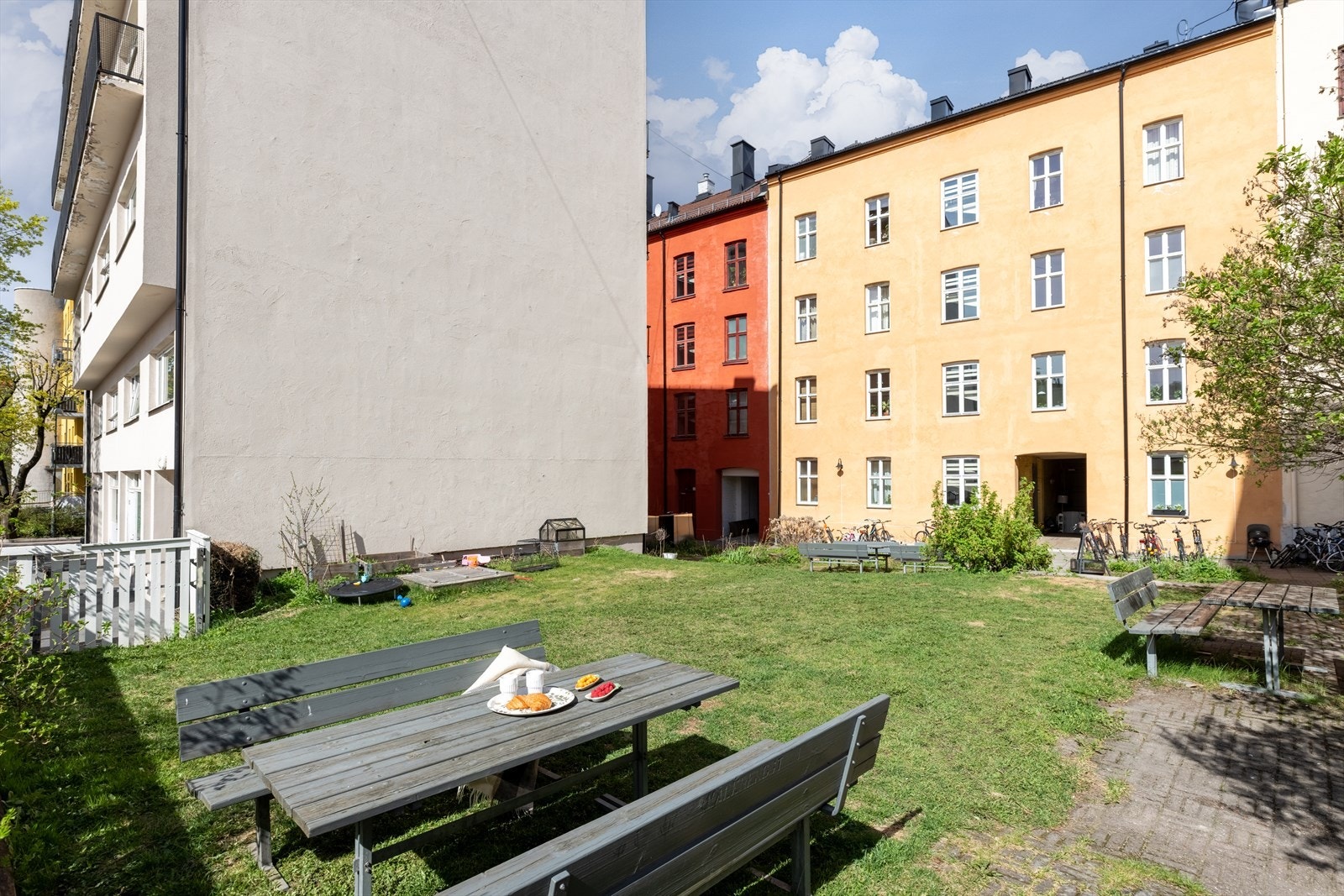 Med direkte adkomst fra utgangsdøren, er det lett å ta middag ute - sjelden vare for en 2-roms i Oslo! Galleribilde