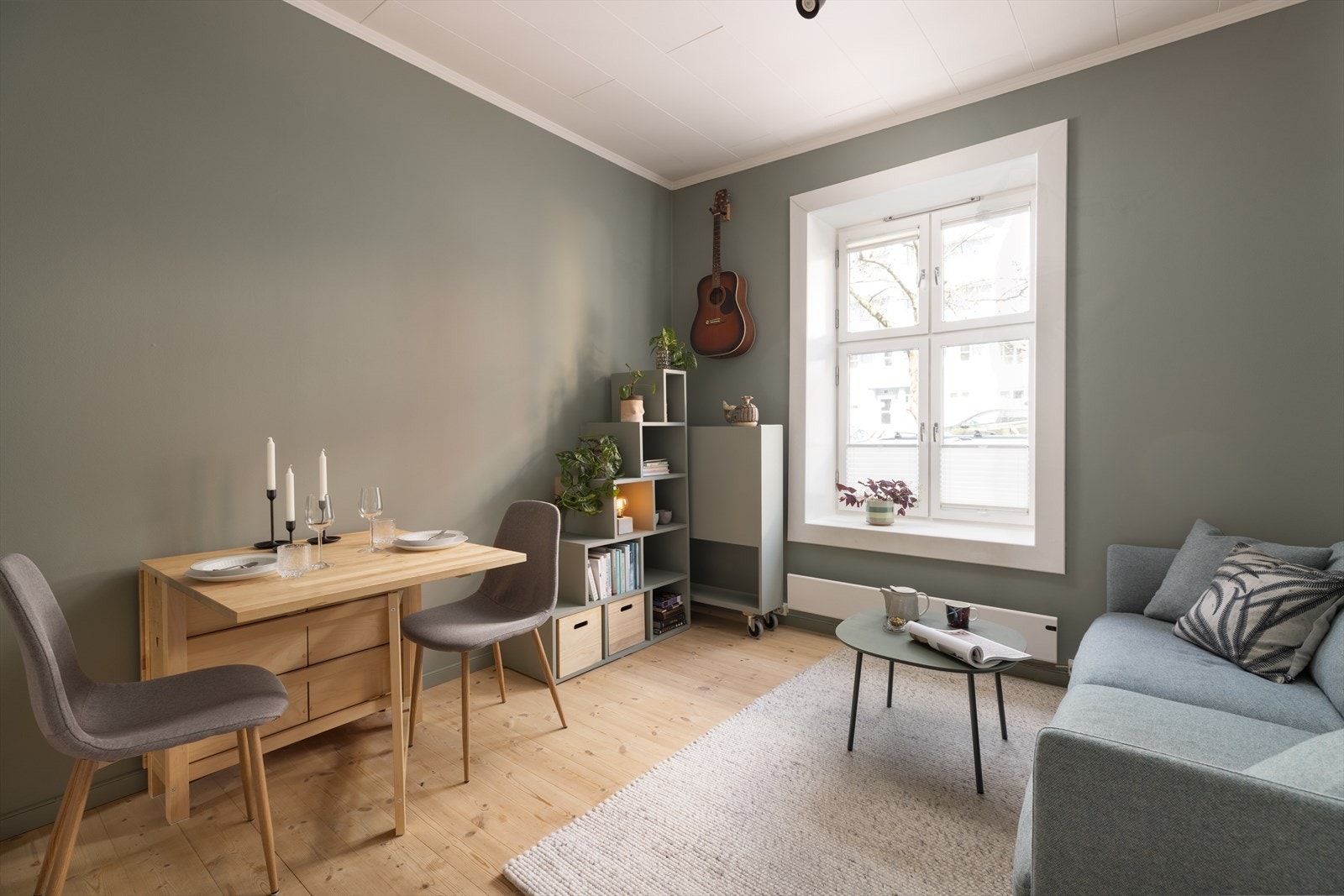 Stuen er i dag innredet med innfellbart spisebord, sofa med bord samt en praktisk hylleløsning og mediemøbel på hjul. Galleribilde
