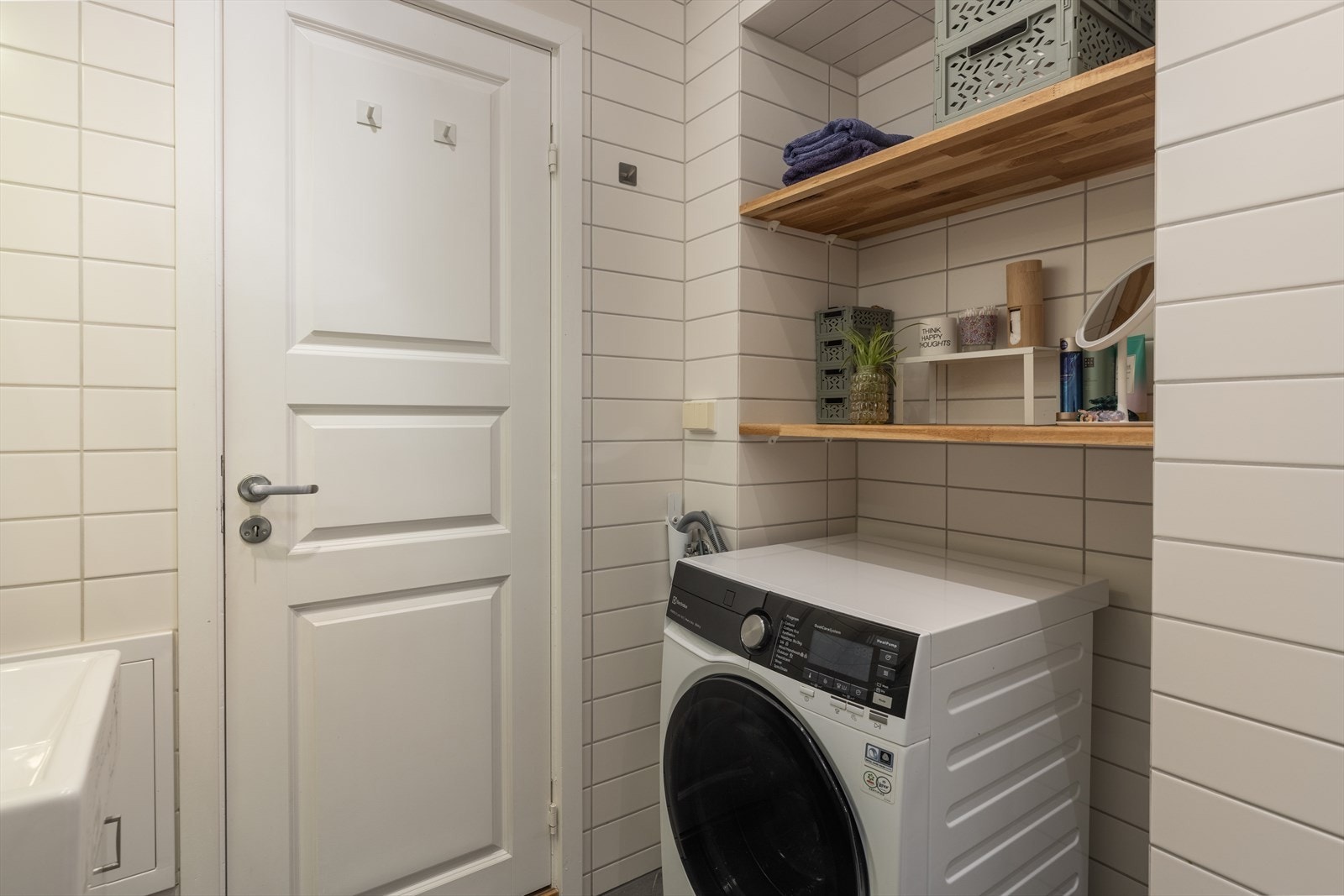 Med underskapet til servanten og hylleløsningen er det rikelig med oppbevaringsmuligheter også på badet. Opplegg for vaskemaskin. Galleribilde