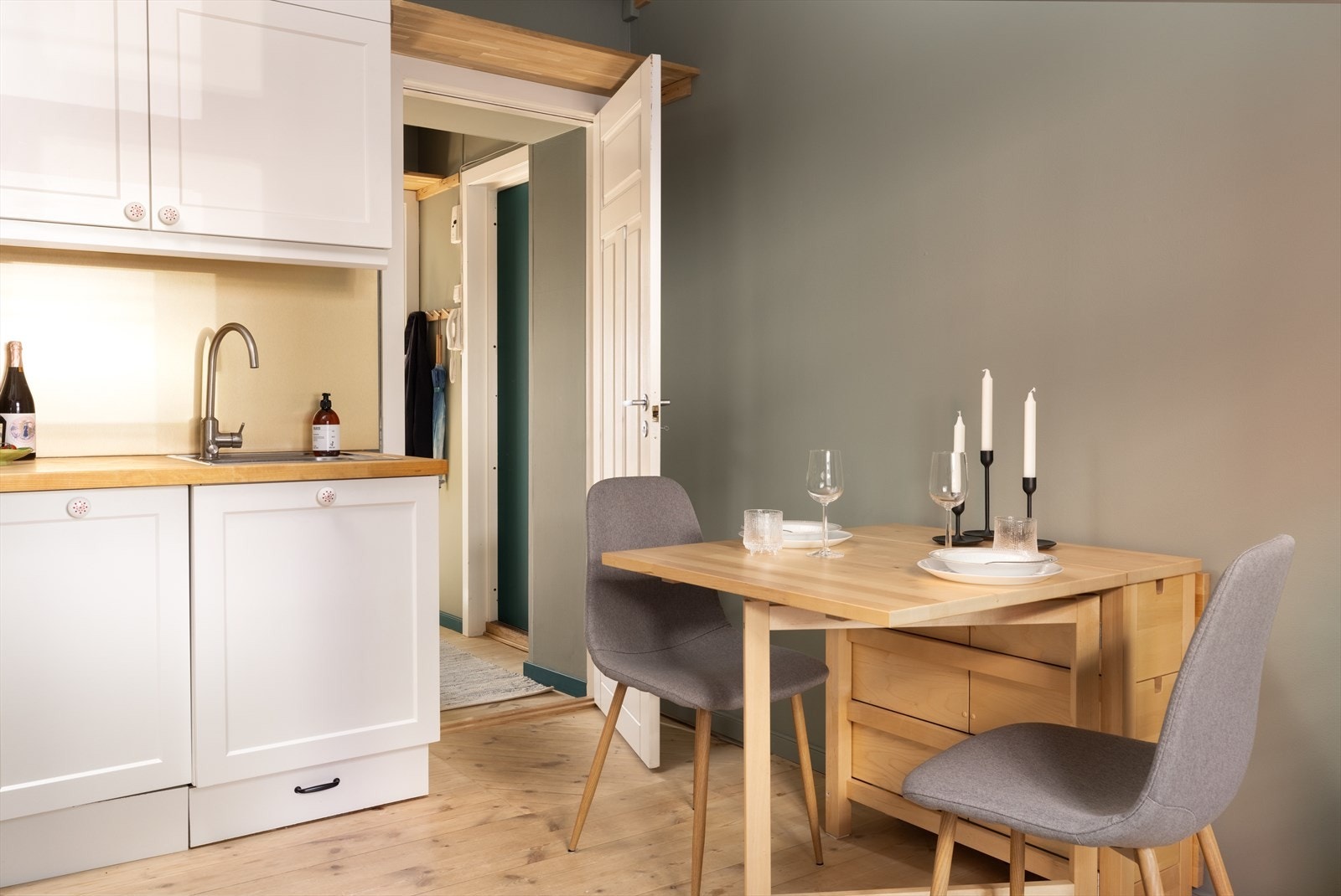 Trenger du enda mer plass, følger det med lofts- og kjellerbod på henholdsvis 8m² og 2,6m² gulvareal. Galleribilde
