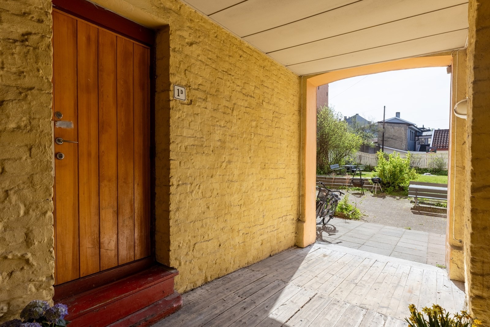 Direkte ut fra din private inngangsdør finner du den herlige bakgården, nesten som din egen hage! Galleribilde