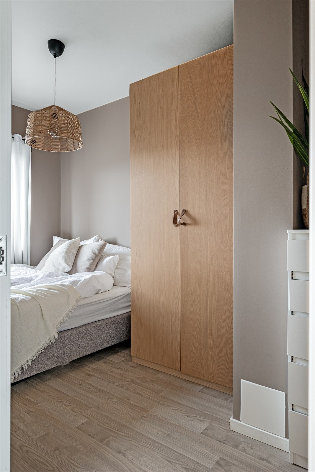 - Godt med oppbevaringsplass i garderobeløsning - Galleribilde