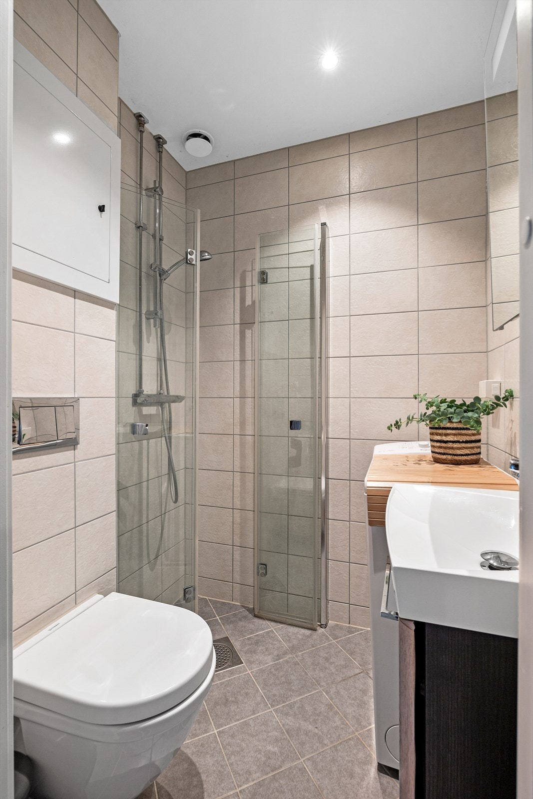 - Innredet med vegghengt klosett, servant i innredning, speilskap m/lys og dusjhjørne med svingbare glassdører. Opplegg for vaskemaskin. Naturlig avtrekk - Galleribilde