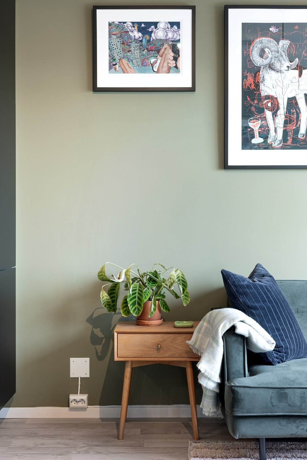 - Leiligheten er malt i delikate og tidsriktige farger - Galleribilde