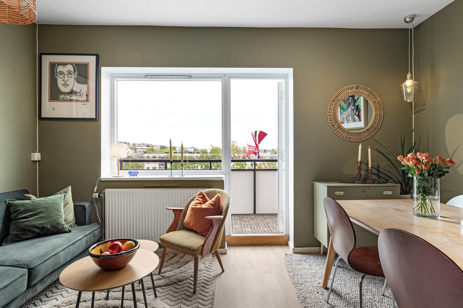 - Store vindusflater som gir rikelig med luft og lys i tillegg til utgang til balkong - Galleribilde