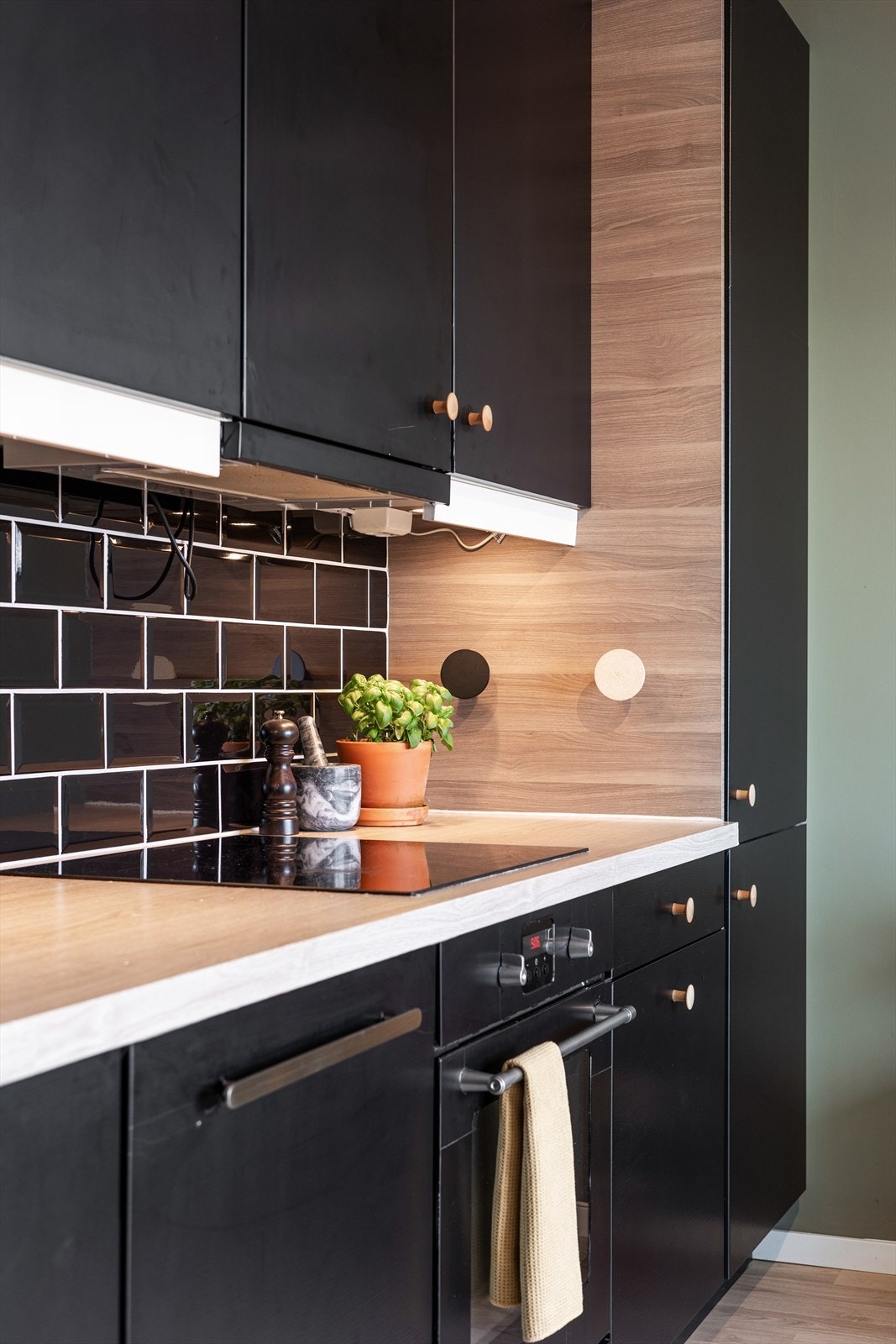 - Integrert koketopp, stekeovn, oppvaskmaskin og kombinert kjøl/ og frys. Avtrekk over kokeplass - Galleribilde