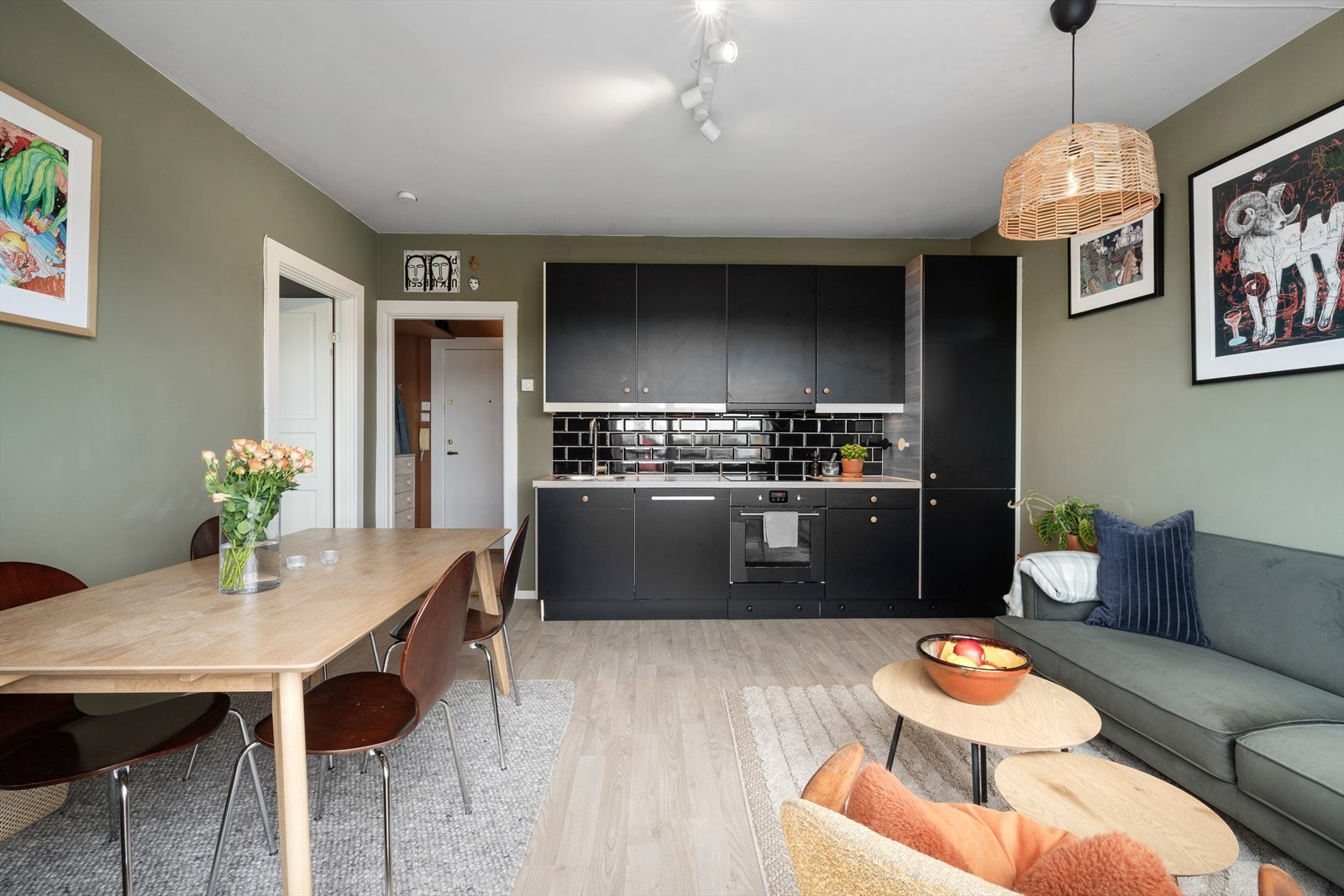 - IKEA-kjøkken fra 2019 med åpen løsning mot stuen - Galleribilde