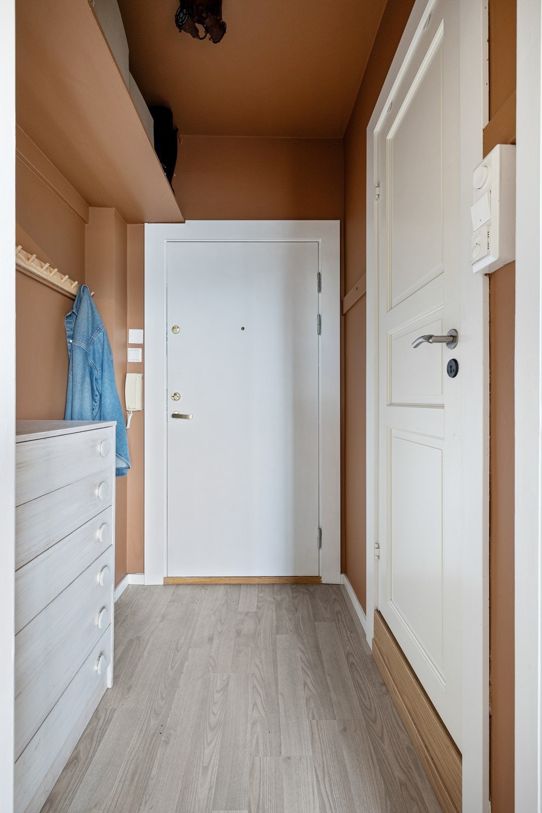 - Lys og innbydende entré som gir et godt førsteinntrykk av leiligheten. God plass til sko og yttertøy - Galleribilde