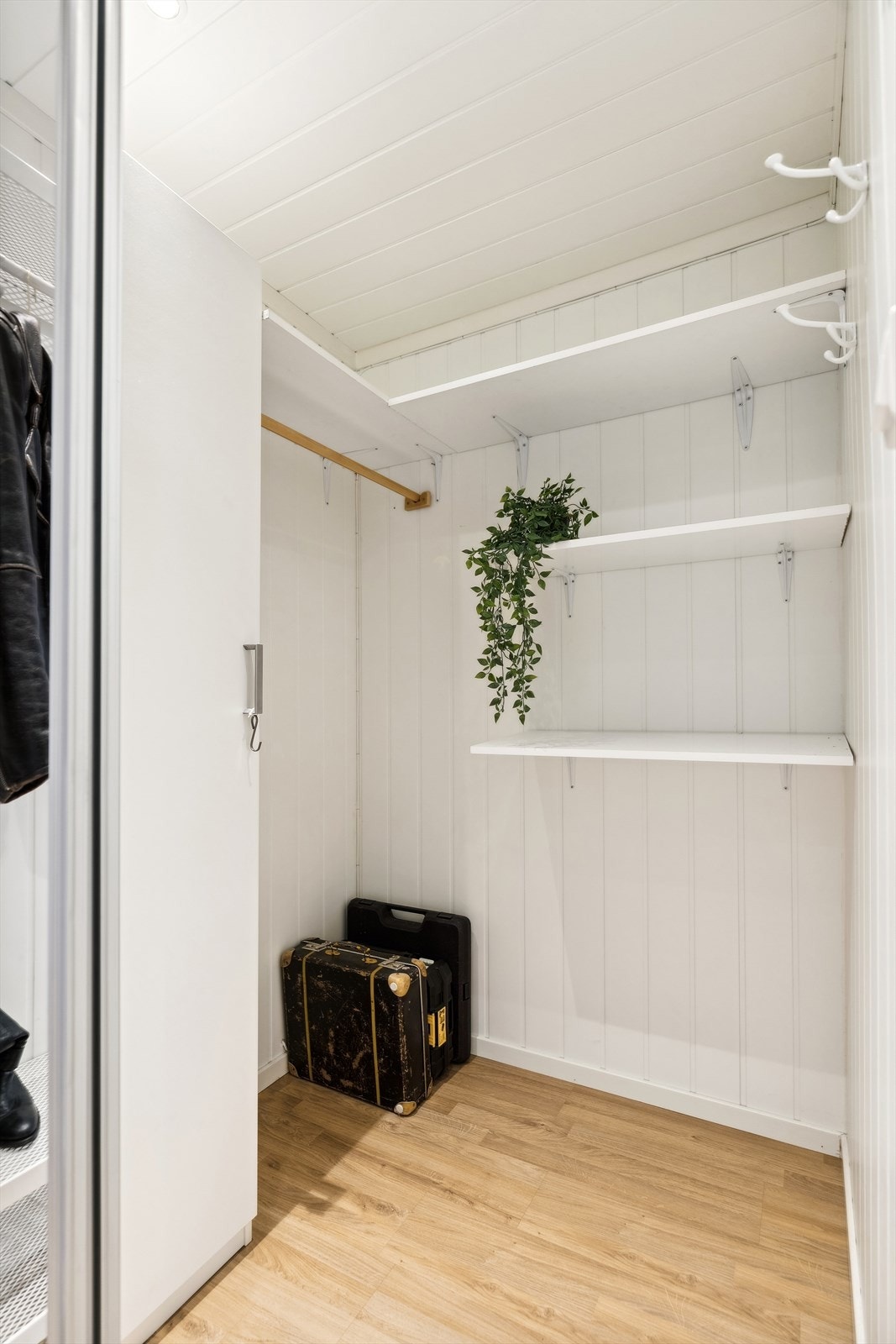 Romslig walk-in-closet i entreen, perfekt for organisert oppbevaring. Galleribilde