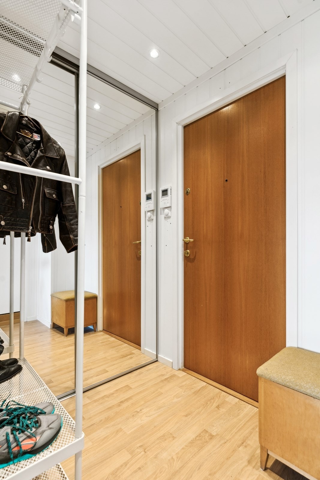 Entré | Velkommen inn!
Når du trer inn i boligen, møtes du av en innbydende entré fremstående lys og luftig. Galleribilde