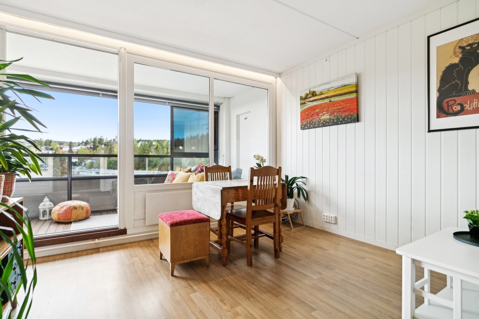 Rommet har lyse gulv og vegger, tilføyd av store vindusflater sørges det for godt med lysinnslipp og luftig atmosfære hjemmet Galleribilde