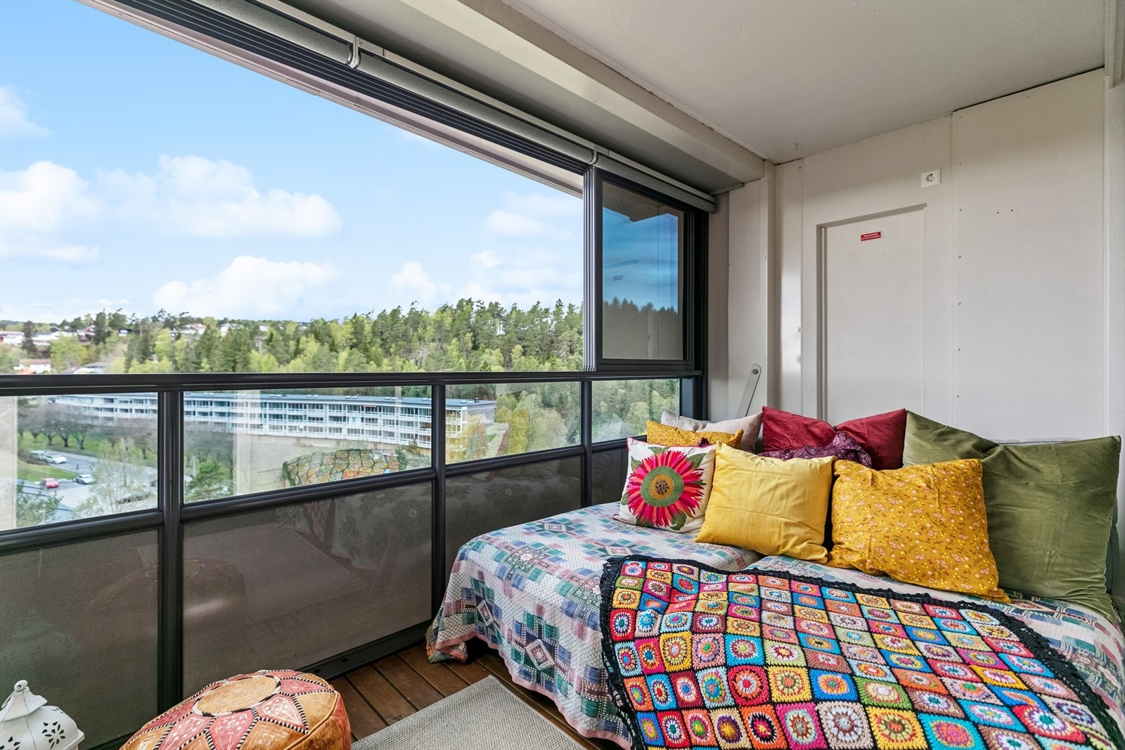 Den vestvendte balkongen på Ca. 11 m² tilbyr et ekstra rom, spesielt i de varmere månedene. Perfekt for sosiale sammenkomster, måltider utendørs eller som et rolig sted å lese eller jobbe. Galleribilde