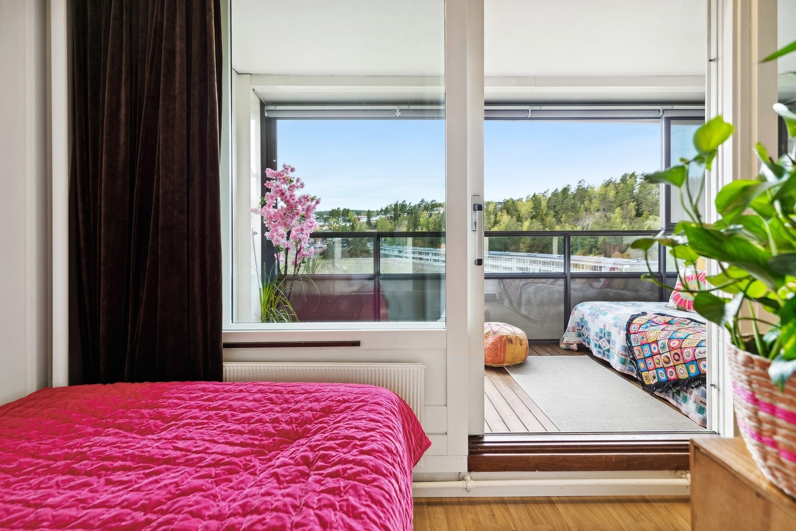 Gjennom en skyvedør med glassfelt fra stuen er det adkomst til en stor, innglasset vestvendt balkong på ca. 11 m², der du kan nyte panoramautsikten og vakre solnedganger i fred og ro . Galleribilde