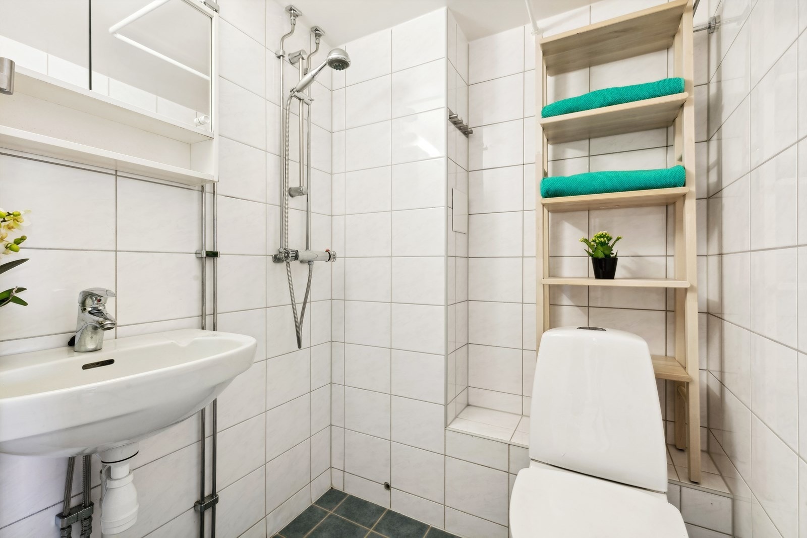 Bad |
Badet er flislagt med varmekabler, utstyrt med fliser på gulv og vegger, speilskap med overbelysning og porselensservant. Frittstående toalett og åpent dusjhjørne. Galleribilde