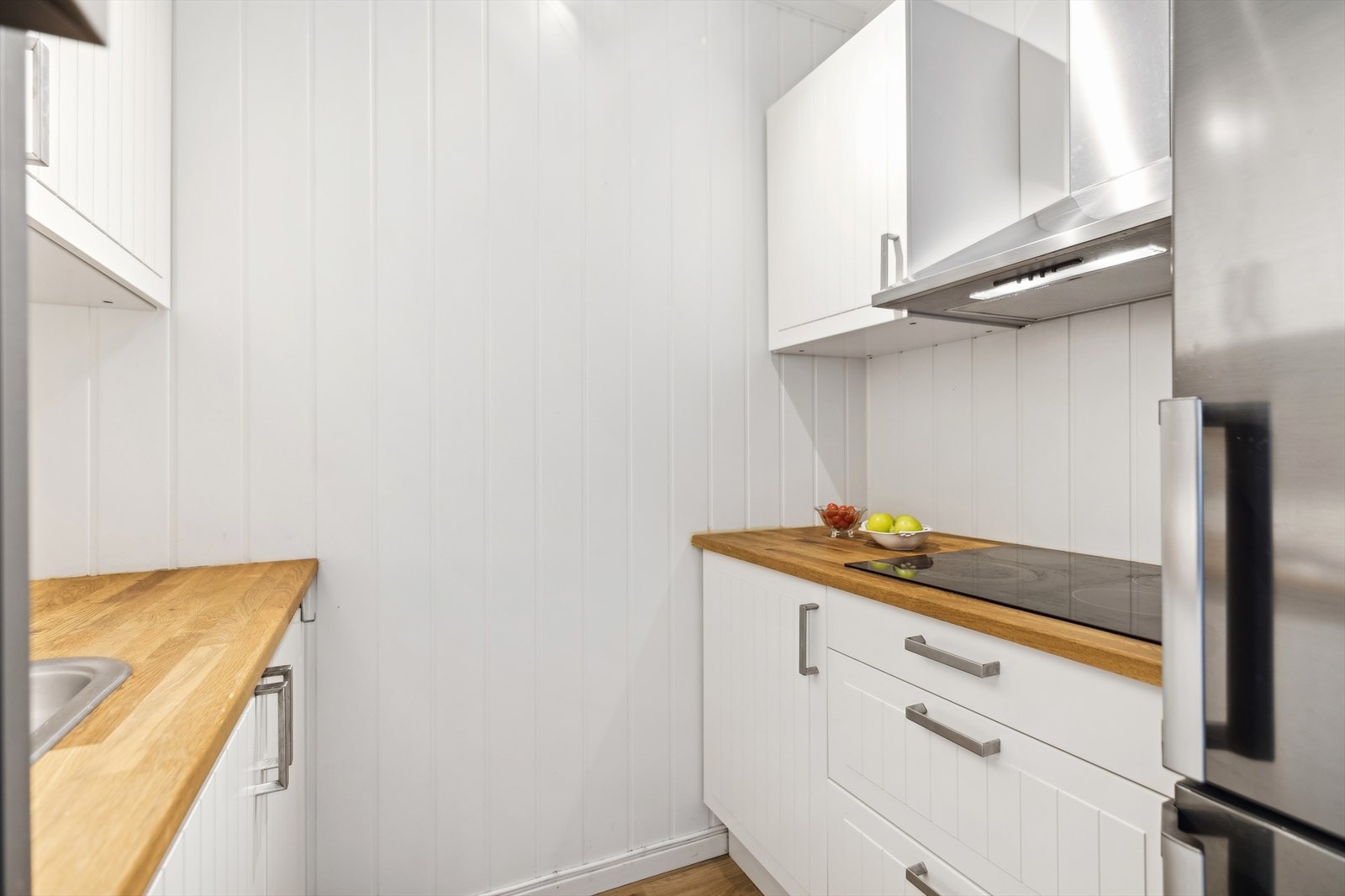 Innredningen har profilerte fronter med benkeplate i heltre. Galleribilde