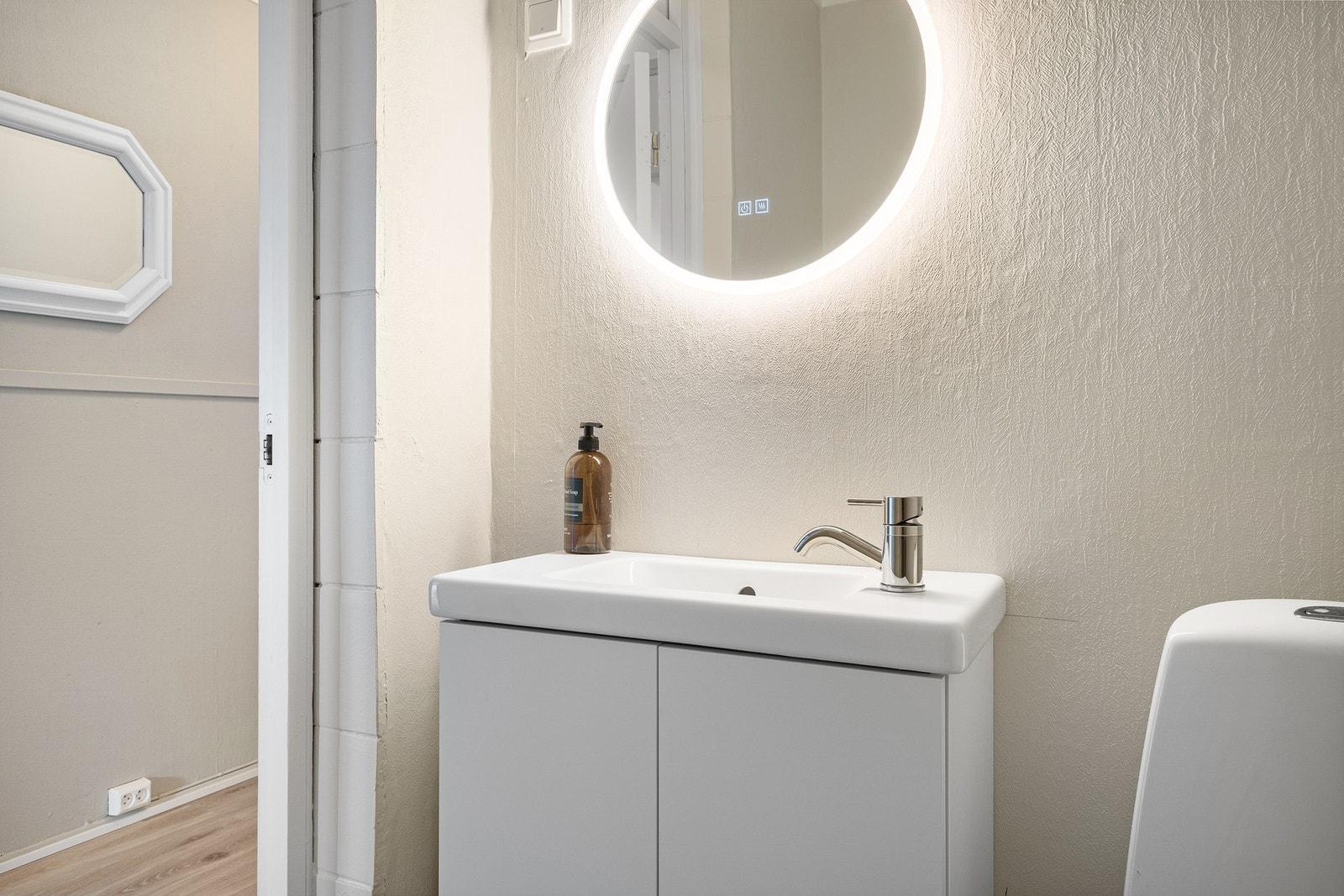 Badet er tilknyttet mekanisk felles sentralavtrekk med tilluftsventilering på dørblad. Galleribilde