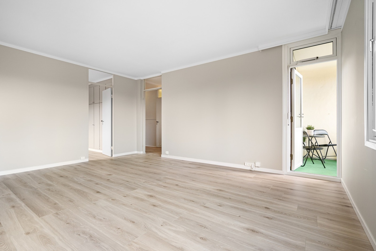 Stuen nyter av et moderne fargevalg Galleribilde