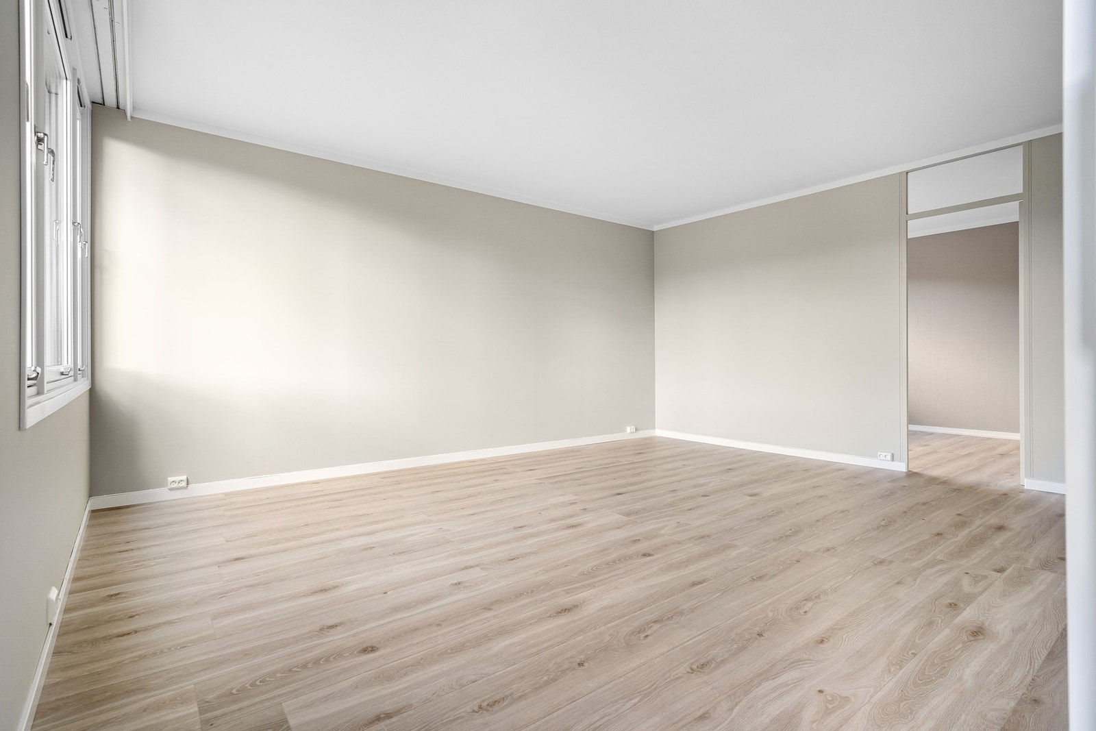 God plass til flere sittegrupper i stuen. Galleribilde
