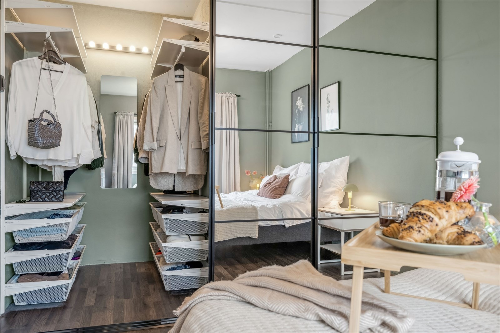 Hovedsoverommet har direkte adkomst til bod/walk-in garderobe. Galleribilde
