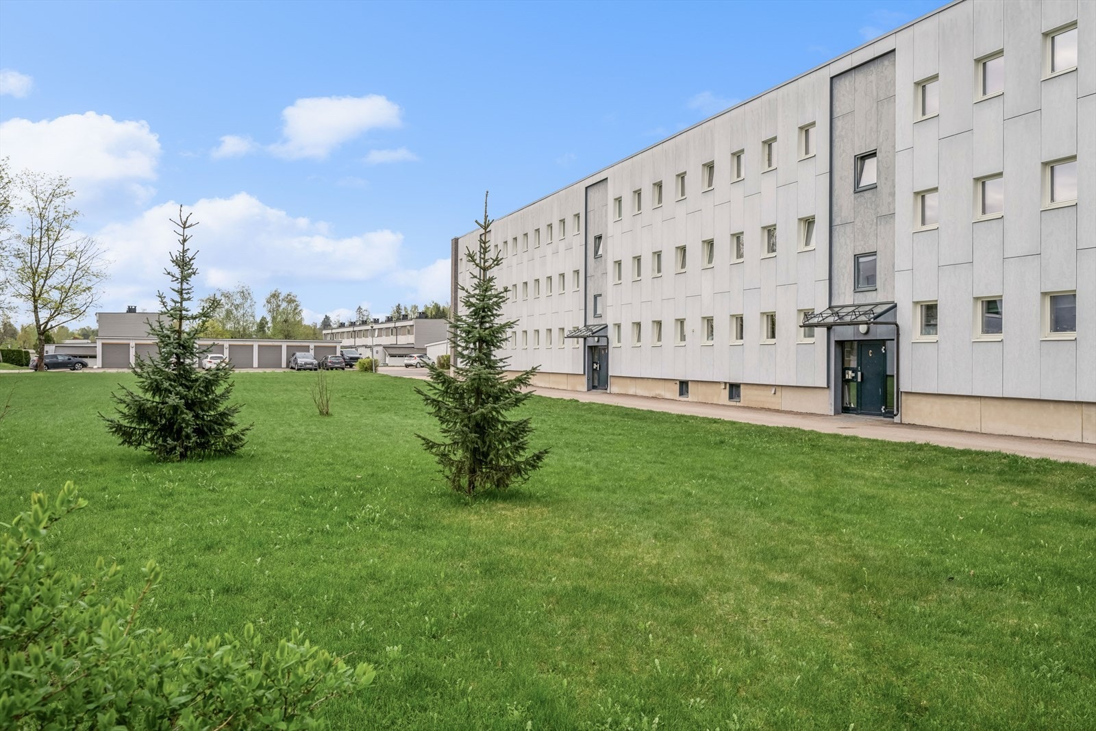 Eiendommen ligger i et attraktivt og barnevennlig boligområde rett ved barneskolen, på Skedsmokorset i Lillestrøm kommune. Skedsmo er sentralt plassert midt mellom Oslo og Gardermoen og det går direktebusser som tar deg til begge steder på ca. 20 minutter Galleribilde