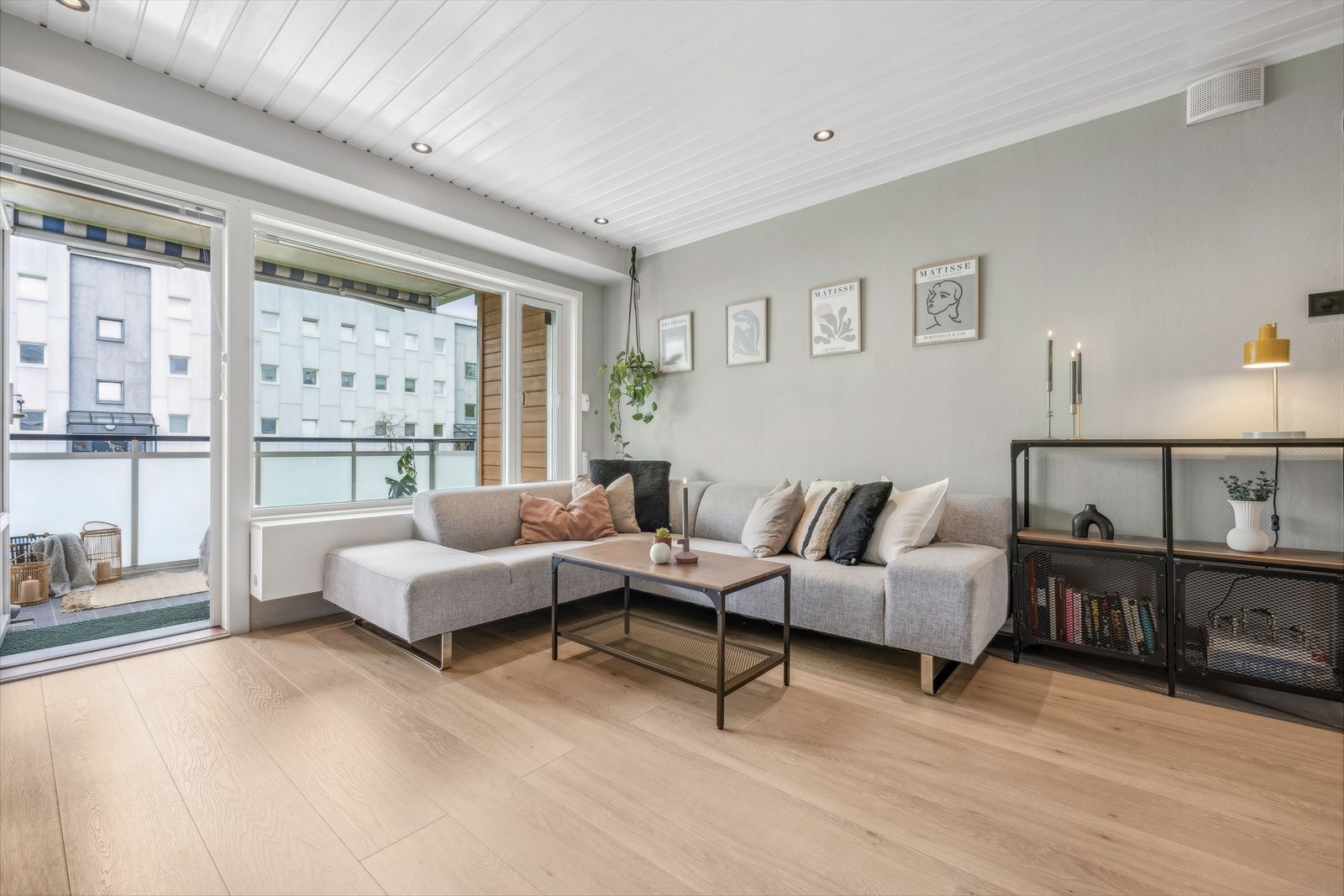 Stuen har god plass for sofagruppe, tv-løsning og tilhørende møblement. Galleribilde