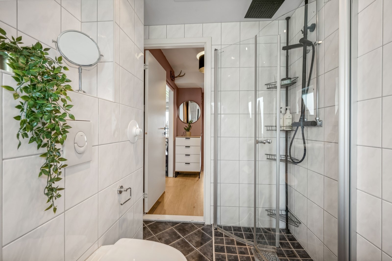 Tidløst baderom som ble pusset opp i 2011/2012 i regi av borettslaget. Badet er helfliset med vannbåren varme i gulv. Galleribilde
