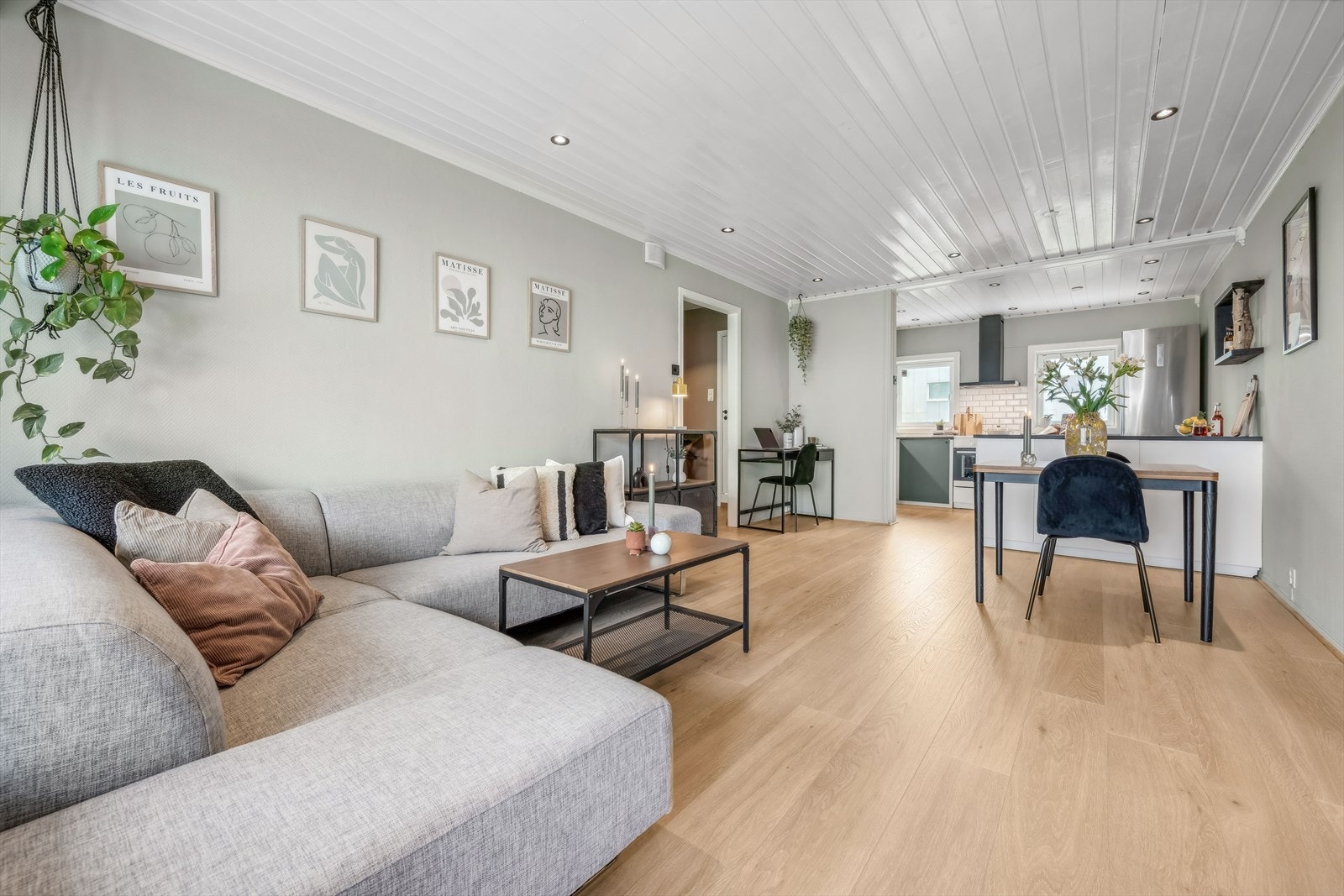 Stue med åpen kjøkkenløsning. Galleribilde