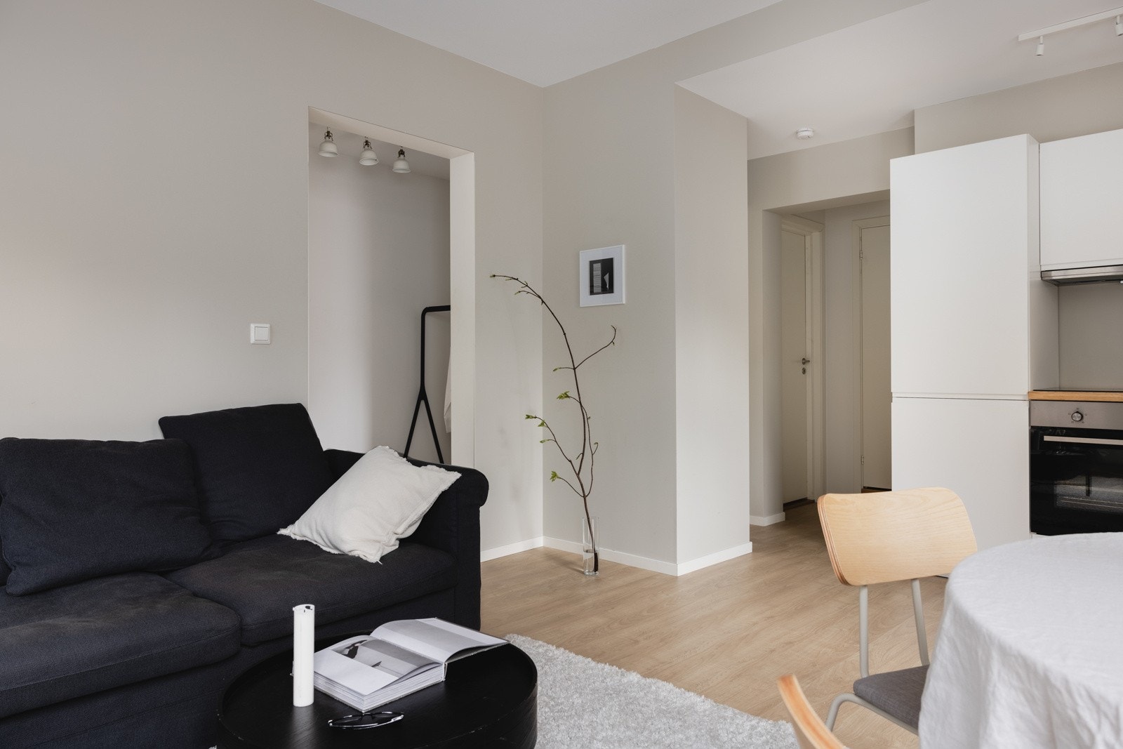 Stuen gir gode muligheter til å innrede i flere soner. Galleribilde
