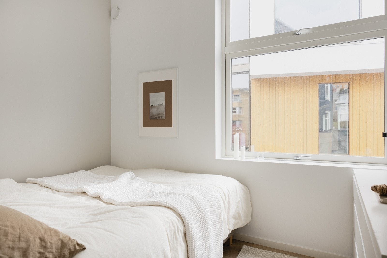 Stor vindusflate som bidrar til rikelig med lysinnslipp av dagslys som gir en god romfølelse. Galleribilde