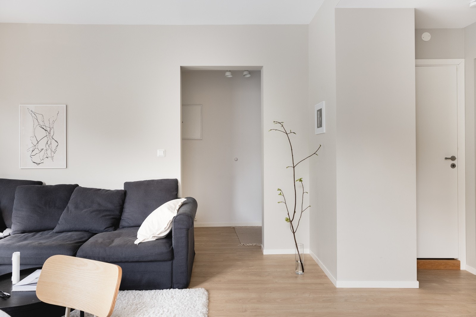 Fra gangen kommer du rett inn i selve hjertet av leiligheten, nemlig stuen. Galleribilde