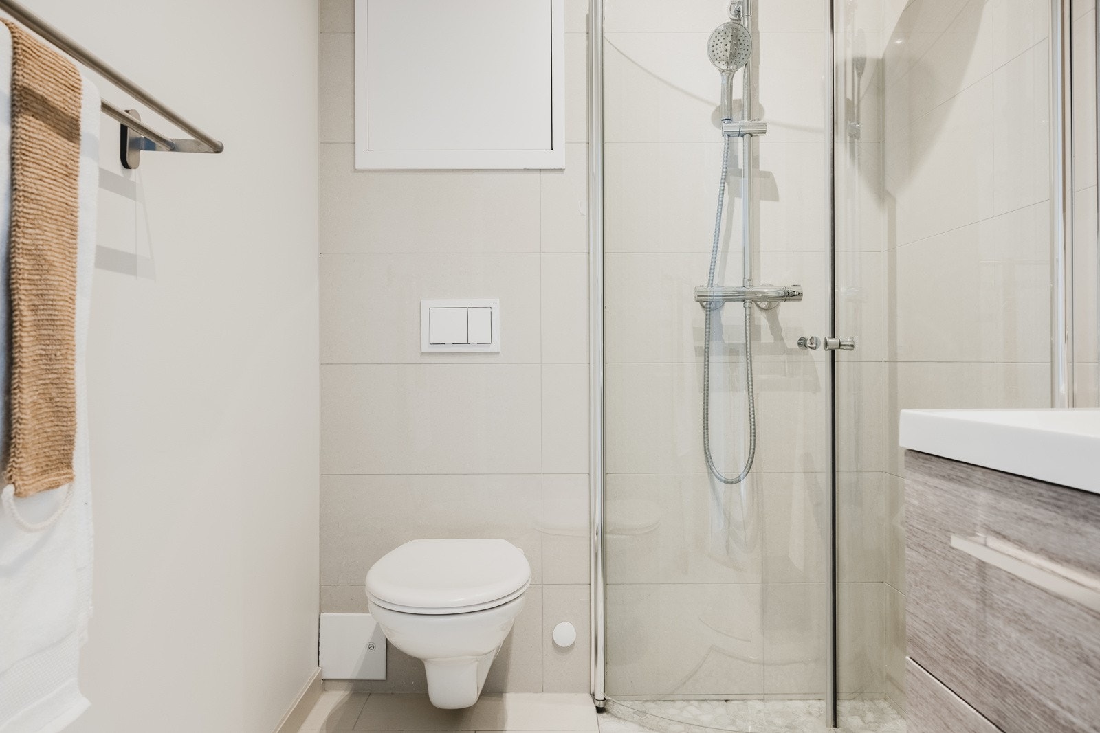 Badet er nytt fra 2020! Det er selvsagt varmekabler i gulvet. Galleribilde