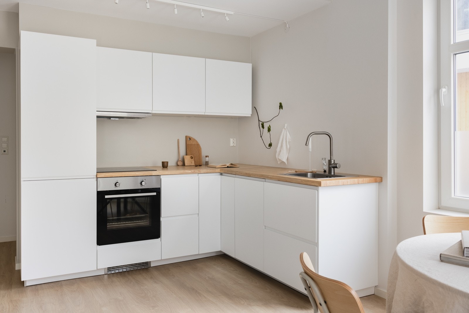 Lyst og moderne kjøkken som har bra med skapplass! Perfekt for den matglade. Galleribilde