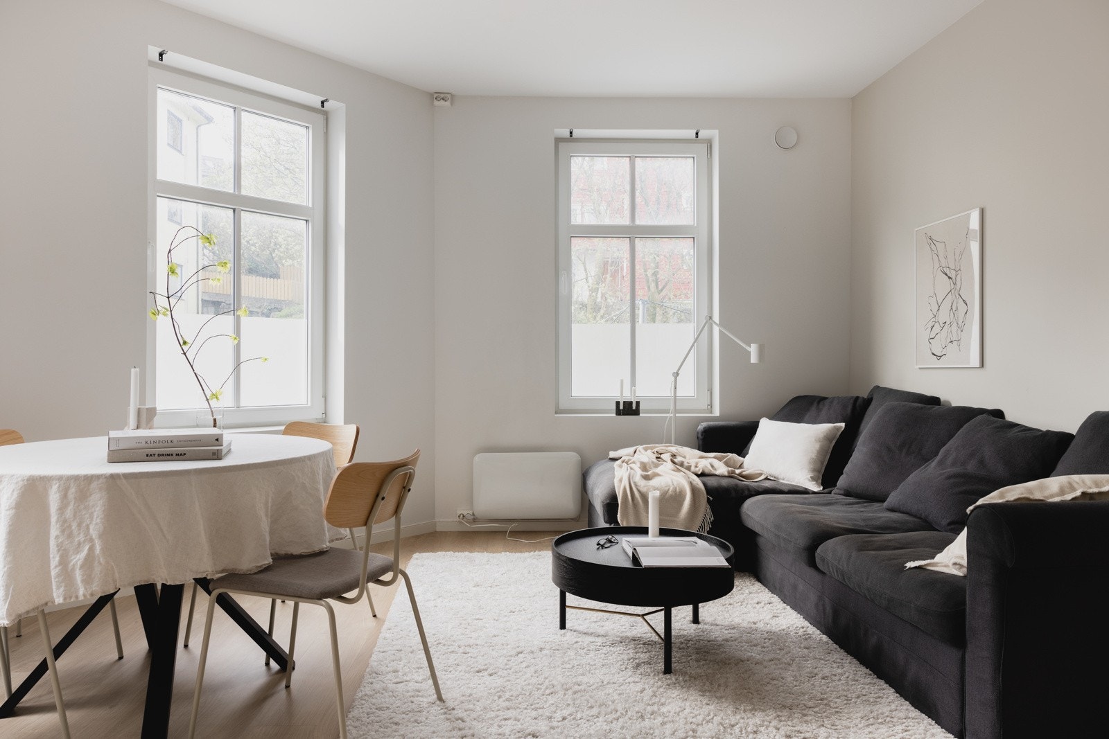 Store vindusflater som sørger for godt med innslipp av dagslys! God plass til den favoriserte sofakroken. Galleribilde