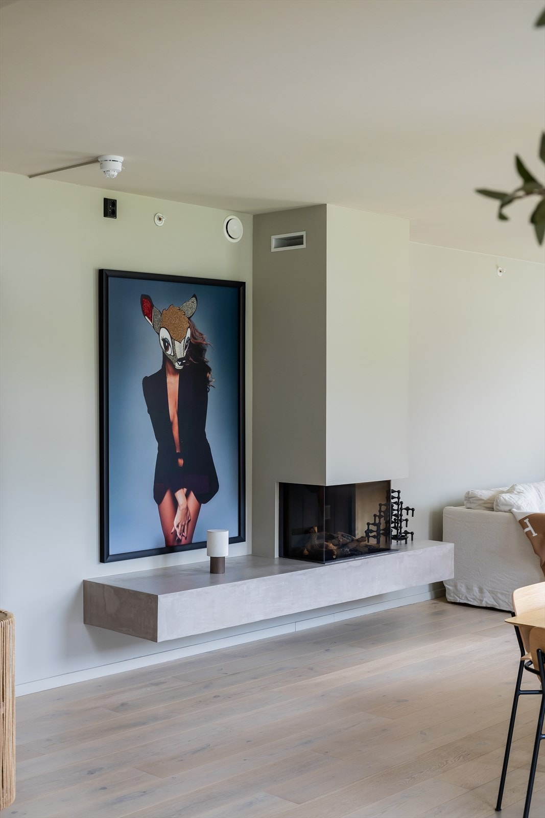 I stuen er det montert en spesialdesignet, eksklusiv svevende gasspeis med benkforlengelse i mikrosement. Peis fra Gas Suply AS. Galleribilde