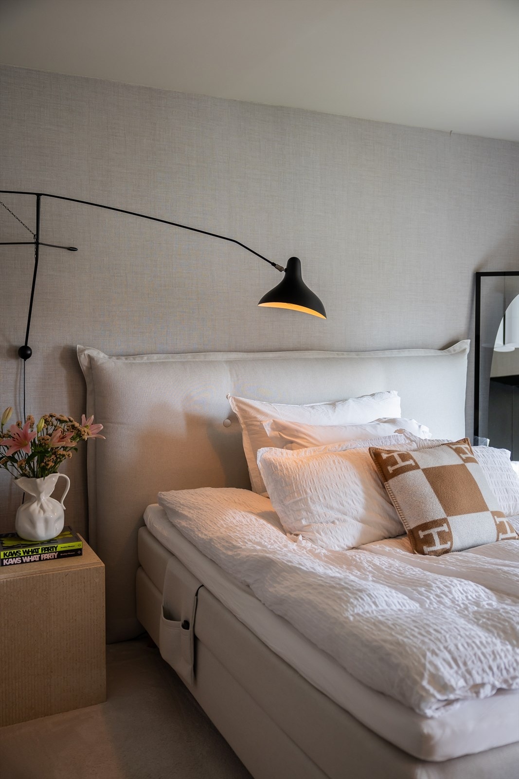 Alle listverk i hele leiligheten er skiftet og malt i samme farge som vegger og tak. Alle betong tak med V-fuge har blitt til helt slett tak. Galleribilde