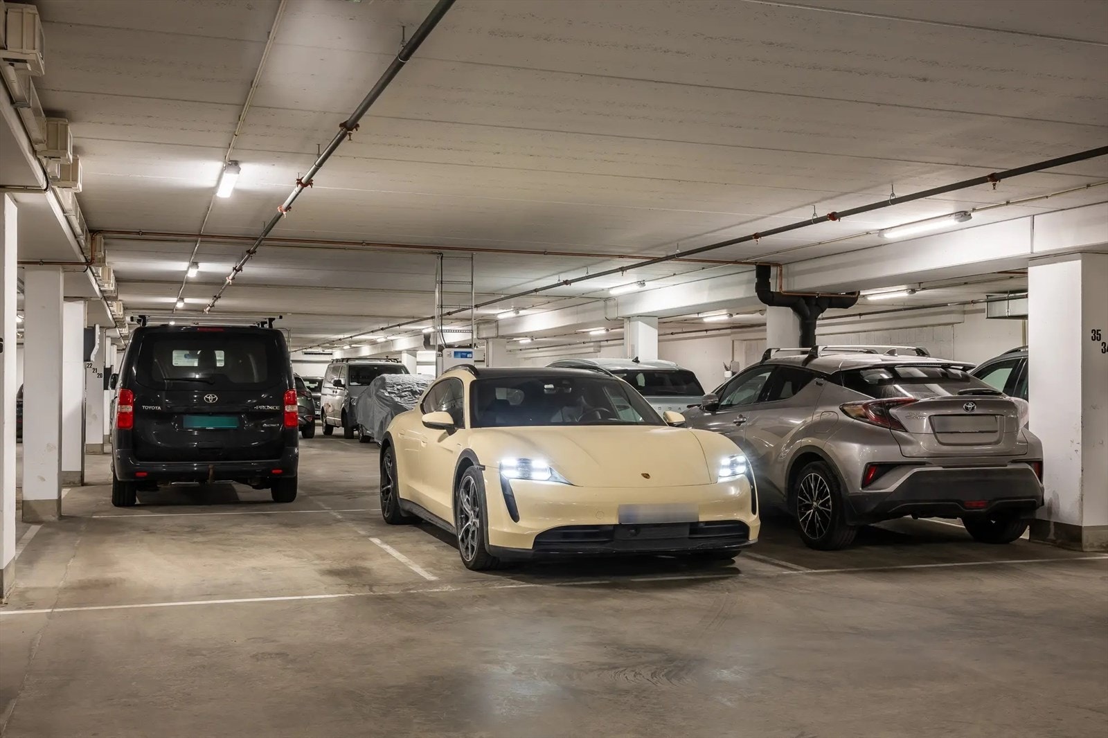 Tilhørende garasjeplass i lukket garasjeanlegg med elbillader. Galleribilde