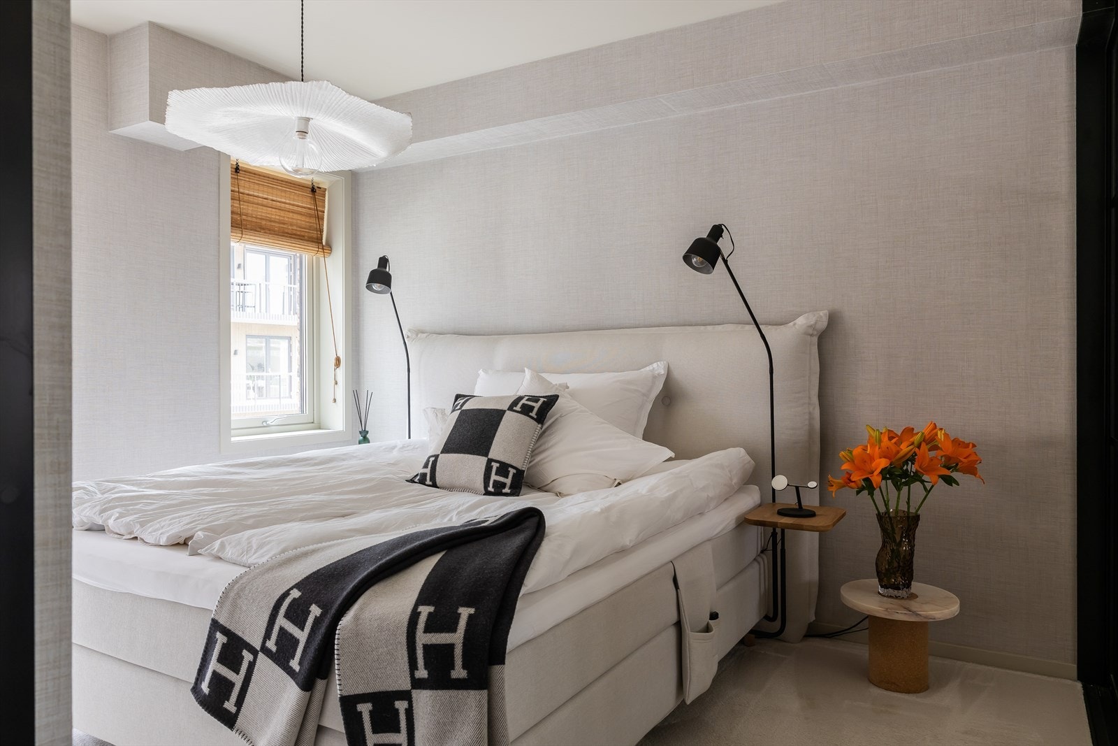 Boligens andre soverom har også god plass til dobbeltseng med tilhørende møblement. Veggene er kledd i en eksklusiv tapet med fin struktur, noe som bidrar til en intim og avslappende atmosfære. Galleribilde