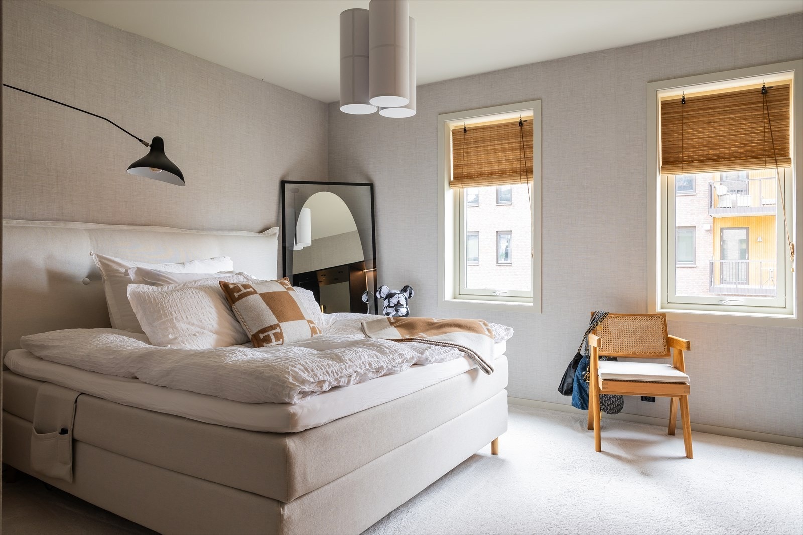 Det er to romslige soverom i leiligheten, med hvert sitt utsøkte bad. Rommene oppleves som eksklusive hotellsuiter. Begge soverommene har spesialtilpassede skap- og kontorløsninger. Galleribilde