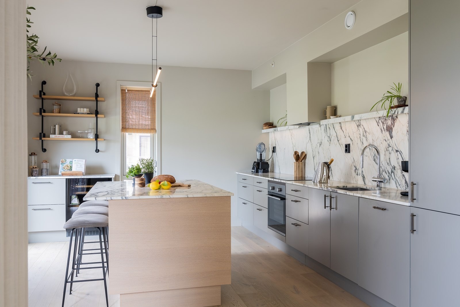 Eksklusivt påkostet kjøkken fra HTH. Alle håndtak fra Lovehandle Oslo. All benkeplate/ stein er original marmor fra Italia - Calacatta Viola, fra Natursteinmontering. Galleribilde