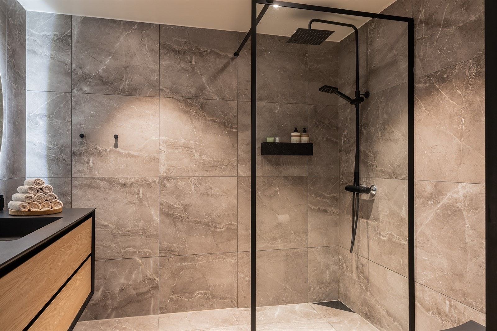 Baderom 1. Meget lekkert og eksklusivt baderom med fliser fra Modena. Galleribilde