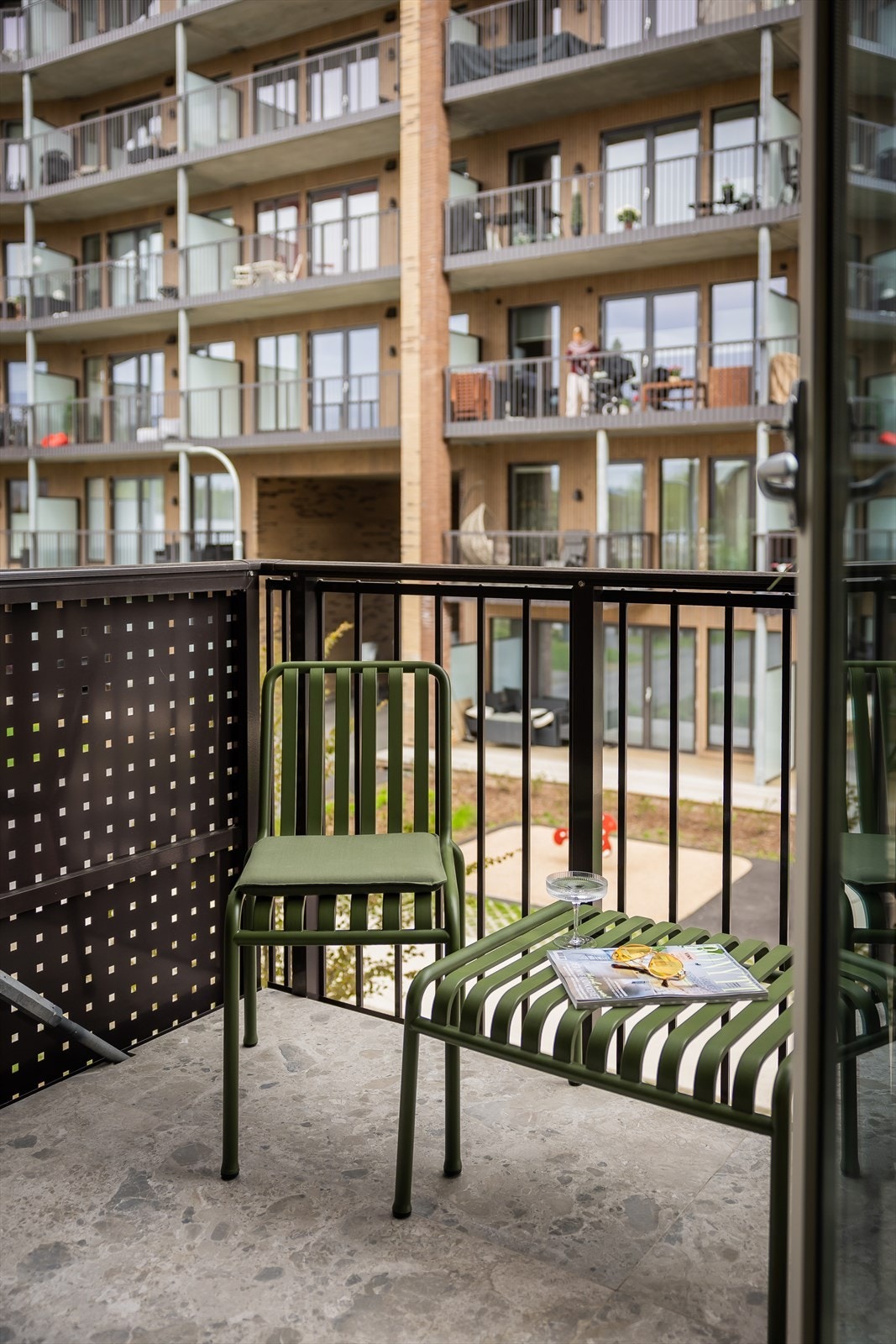 Balkong med fint utsyn mot sameiets frodige tomt. Galleribilde