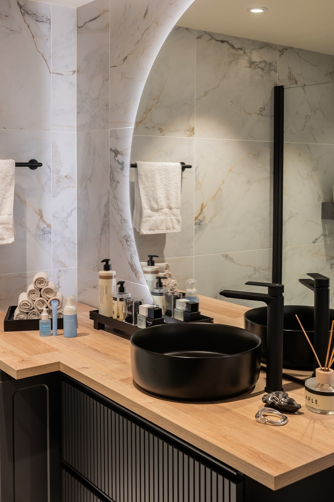 Belysning bak speil kan styres av Plejd-system app. Galleribilde