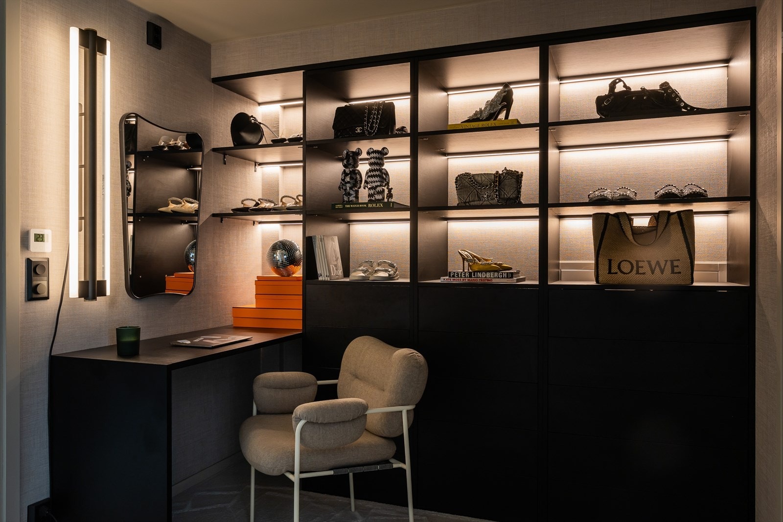 Boligens andre soverom har plassbygde hylleløsninger med vakker belysning. Godt med oppbevaringsplass. Galleribilde