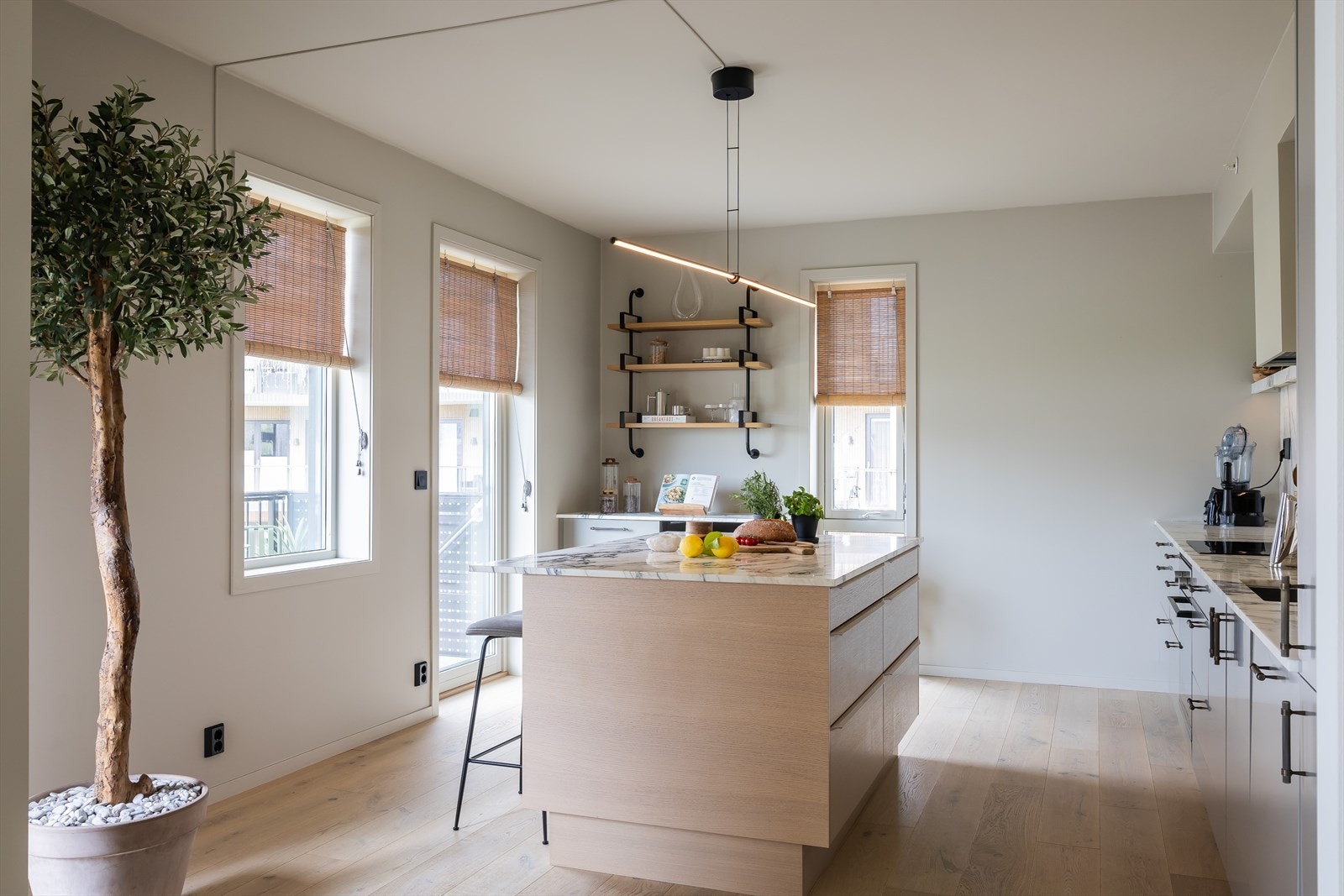 Kjøkkenet har en stor øy med rom for flere sitteplasser, perfekt til både måltider og gode samtaler mens middagen lages. Galleribilde