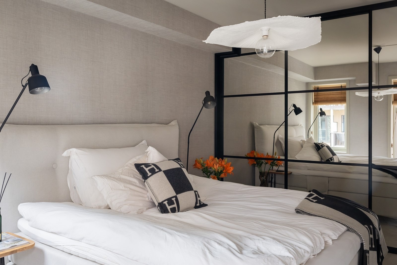 Gode oppbevaringsmuligheter i lekker skyvedørsgarderobe fra Leba. Galleribilde