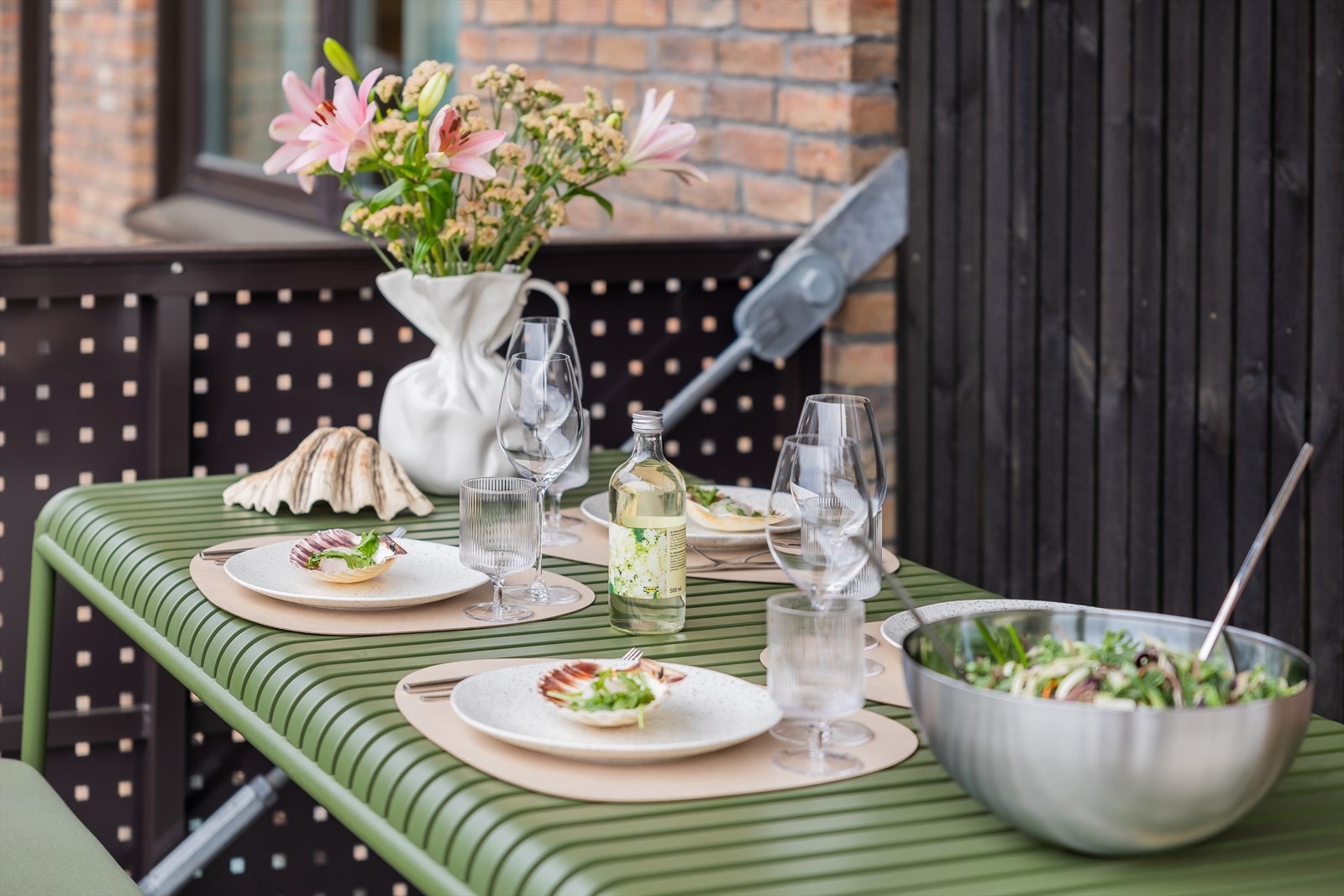 Romslig hjørnebalkong på 15 kvm med plass til ønsket utemøblement som spisegruppe, loungegruppe og grill. Galleribilde