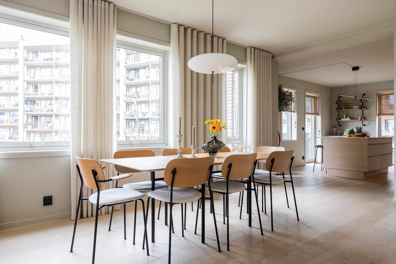 Spesialsydde gardiner på mål til stue fra Atelier Ribe. Galleribilde