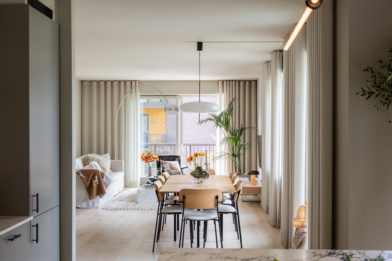 Store vindusflater i tre retninger spiller en av hovedrollene i det herlige allrommet. Galleribilde