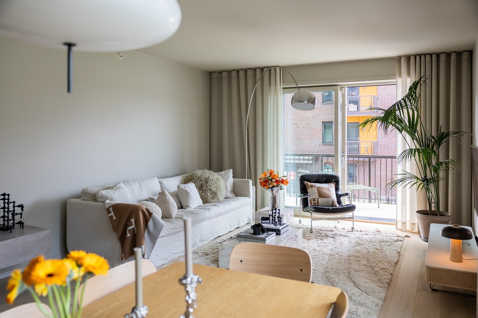 I den romslige stuen er det god plass til sofaseksjon eller ønsket møblement. Lampe i stue kan styres via Plejd-app. Galleribilde