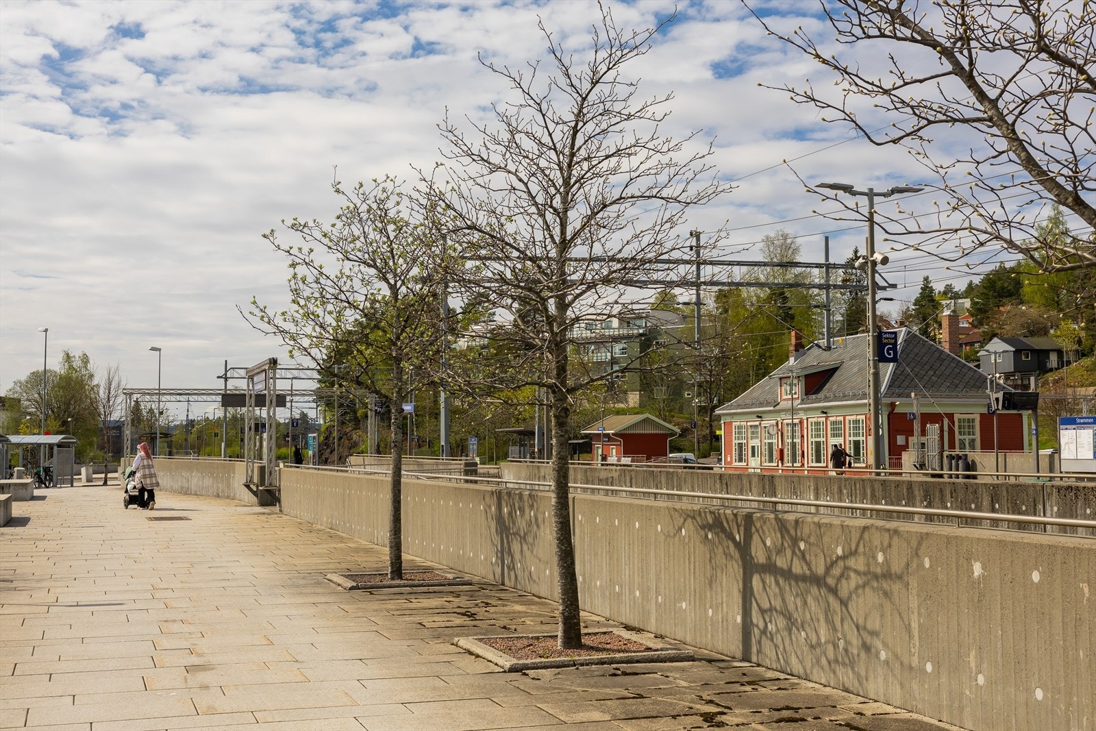 Gode togforbindelser fra Strømmen Stasjon. Herfra kan du ta toget mot Oslo, Lillestrøm, Asker og Drammen. Galleribilde